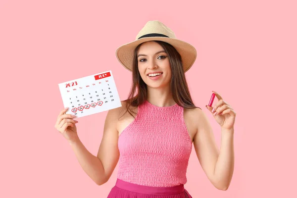 Mujer Joven Con Calendario Menstrual Tampón Sobre Fondo Rosa — Foto de Stock