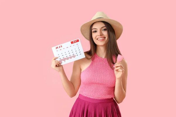 Mujer Joven Con Copa Menstrual Calendario Sobre Fondo Rosa — Foto de Stock