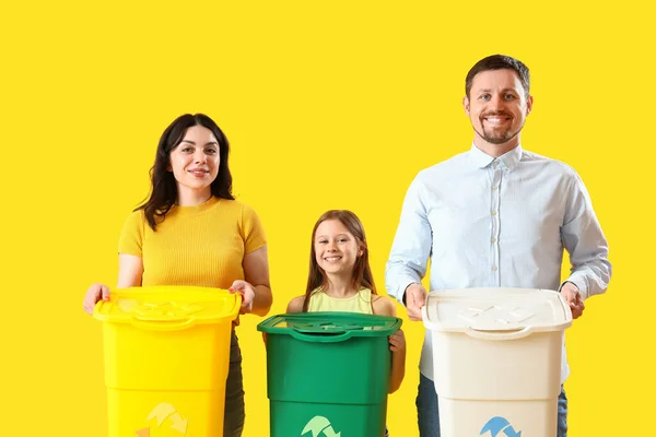 Family Recycle Bins Yellow Background — Stock Photo, Image