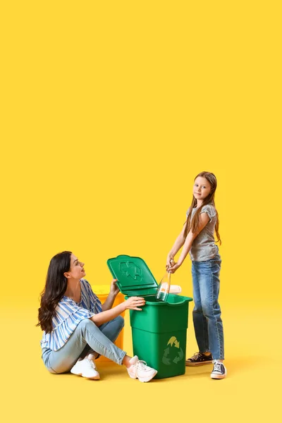 Little Girl Her Mother Throwing Glass Bottle Recycle Bin Yellow — Stock Photo, Image