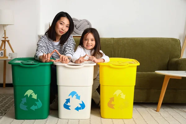 Asian Mother Her Little Daughter Recycle Bins Home — Stock Photo, Image