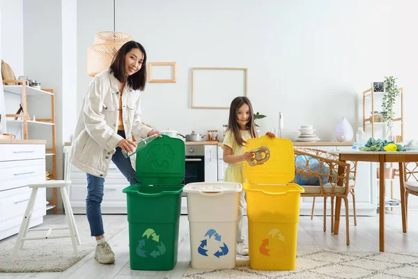 Mãe Asiática Com Sua Filhinha Classificando Lixo Com Lixeiras Cozinha — Fotografia de Stock