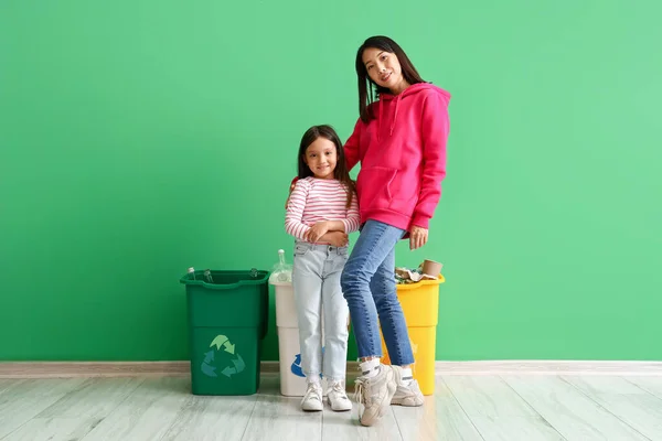 Asian Mother Her Little Daughter Recycle Bins Green Wall — Stock Photo, Image