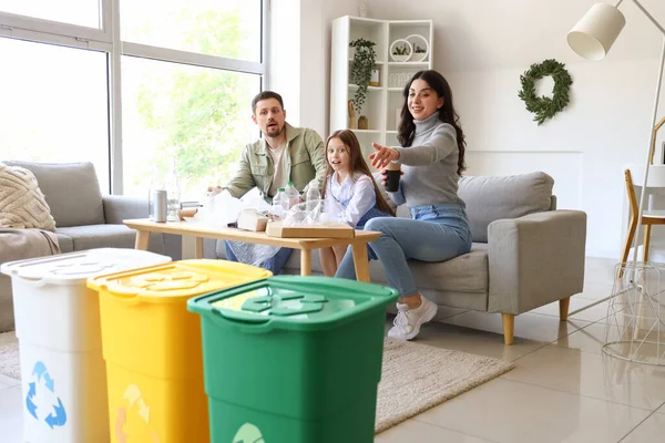 Family Sorting Garbage Home — Stock Photo, Image