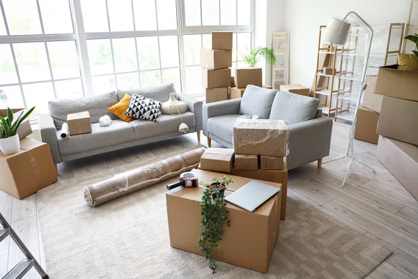搬家当天客厅里有纸板箱的沙发 — 图库照片