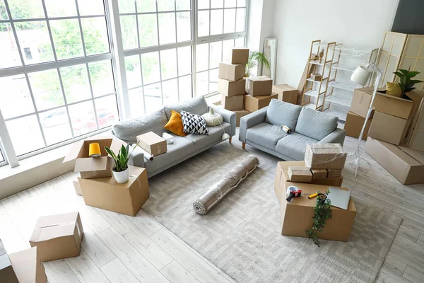 Sofas Dengan Kotak Kardus Ruang Tamu Pada Hari Bergerak — Stok Foto