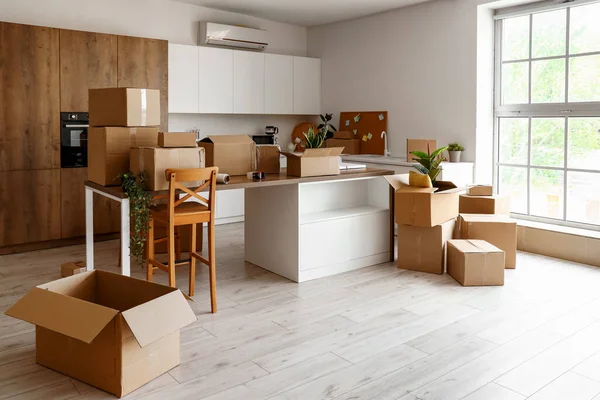 Counters Cardboard Boxes Kitchen Moving Day — Stock Photo, Image
