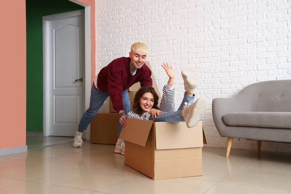 Young Couple Having Fun Room Moving Day — Stock Photo, Image