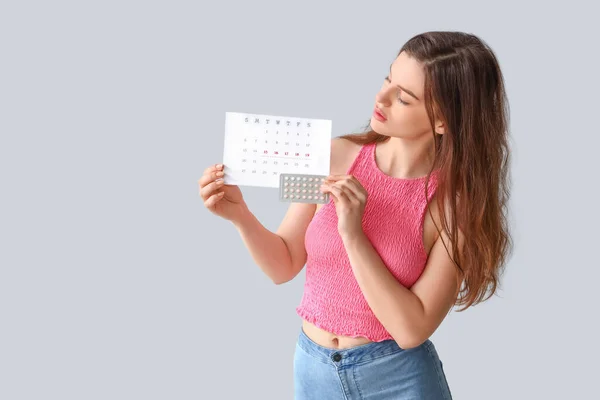 Молодая Женщина Контрацептивами Менструальным Календарем Светлом Фоне — стоковое фото