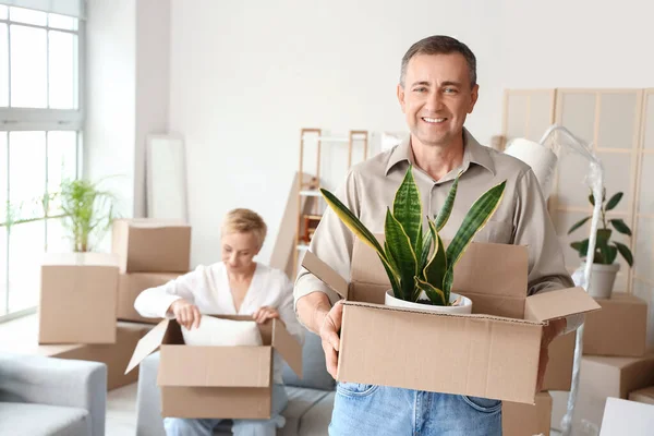 Mature Couple Packing Things Room Moving Day — Stock Photo, Image