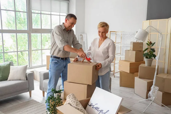 Mature Couple Taping Box Room Moving Day — Stock Photo, Image
