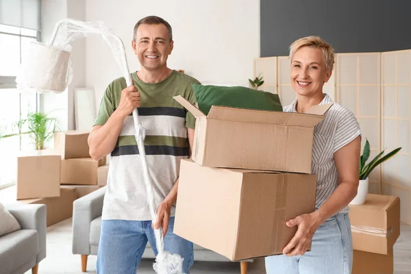 Mature Couple Packed Things Room Moving Day — Stock Photo, Image