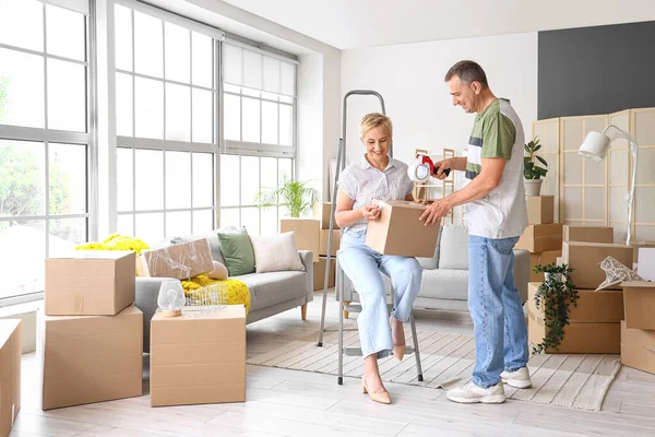 Olgun çift taşınma gününde odada kayıt yapıyor.