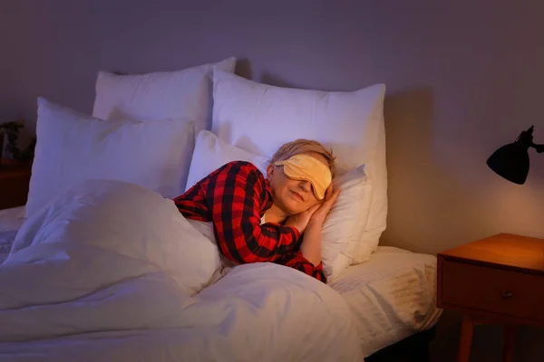 Reife Frau Mit Maske Schläft Nachts Bett — Stockfoto