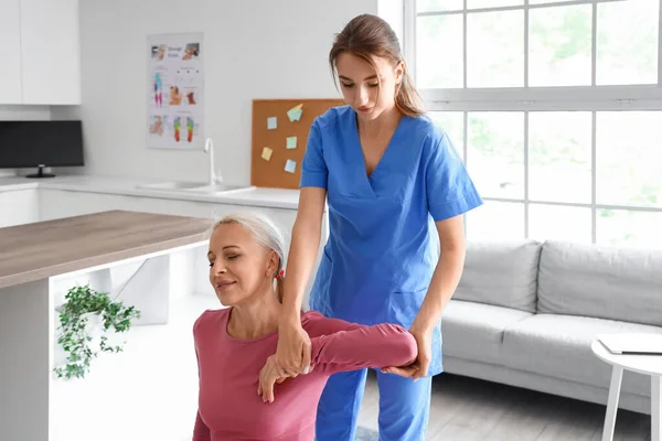 Vrouwelijke Fysiotherapeut Werkt Met Volwassen Vrouw Revalidatiecentrum — Stockfoto