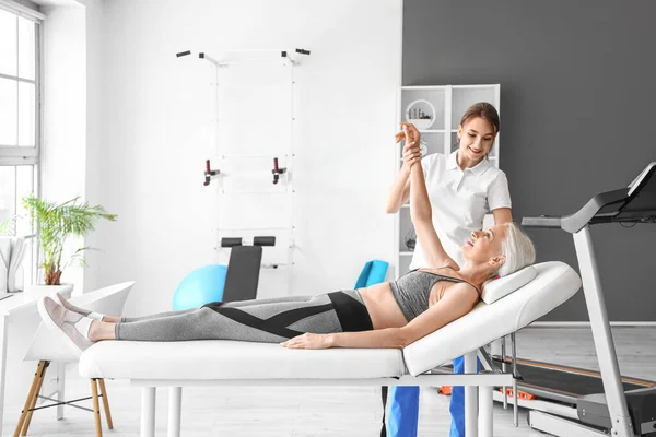 Female Physiotherapist Working Mature Woman Couch Rehabilitation Center — Stock Photo, Image