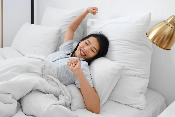 Schöne Asiatische Frau Wacht Bett Auf — Stockfoto