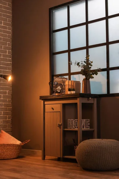 Tisch Mit Glühbirne Dekor Und Zimmerpflanzen Dunklen Wohnzimmer — Stockfoto