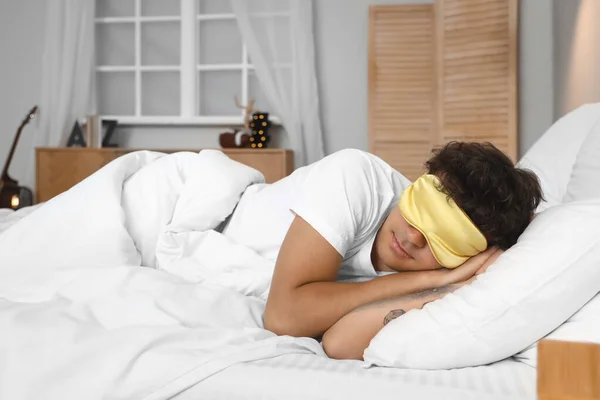 Jovem Com Máscara Dormindo Cama — Fotografia de Stock