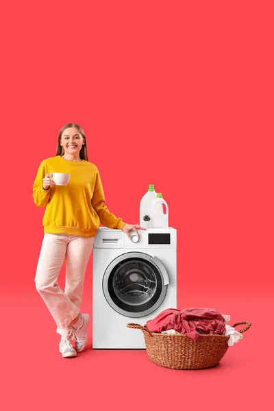Mulher Bonita Com Xícara Chá Configurar Máquina Lavar Roupa Fundo — Fotografia de Stock