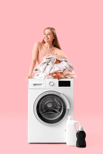 Mulher Muito Jovem Perto Máquina Lavar Roupa Com Pilha Roupas — Fotografia de Stock