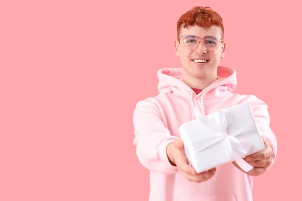 Jeune Homme Rousse Avec Boîte Cadeau Sur Fond Rose — Photo