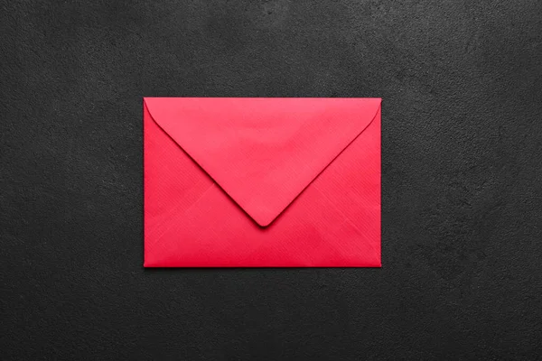 Enveloppe Rouge Sur Fond Sombre — Photo