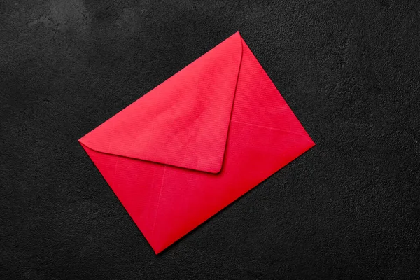 Roter Umschlag Auf Dunklem Hintergrund — Stockfoto