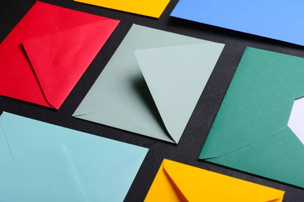 Composition Avec Enveloppes Colorées Sur Fond Sombre Gros Plan — Photo