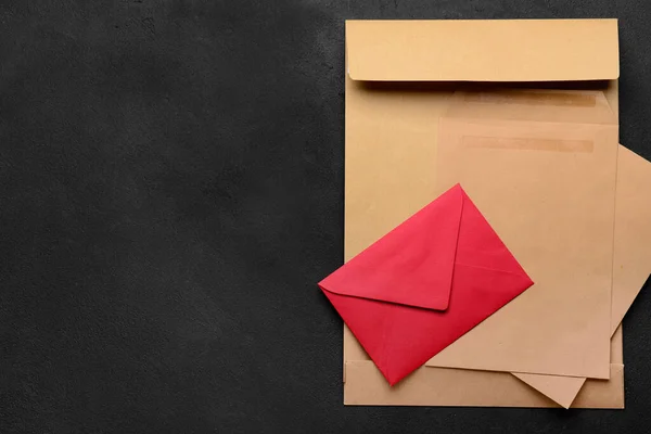 Envelopes Diferentes Fundo Escuro — Fotografia de Stock