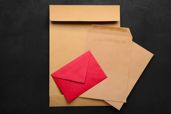 Envelopes Diferentes Fundo Escuro — Fotografia de Stock