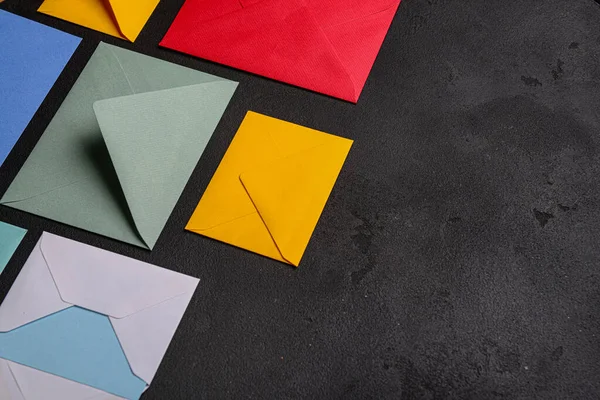 Composição Com Envelopes Coloridos Sobre Fundo Escuro — Fotografia de Stock