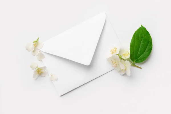 ライトバックに封筒と美しいジャスミンの花との組み合わせ — ストック写真
