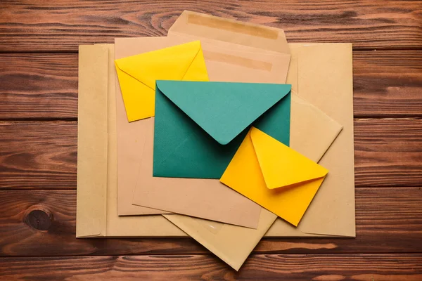 Heap Diferentes Envelopes Fundo Madeira — Fotografia de Stock