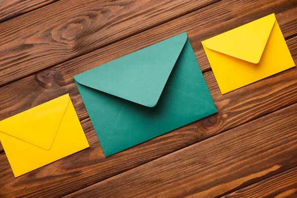 Conjunto Envelopes Coloridos Sobre Fundo Madeira — Fotografia de Stock