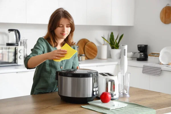 Young Woman Cleaning Electric Multi Cooker Kitchen — Stock Photo, Image