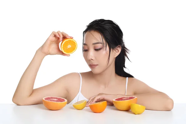 Mooie Jonge Aziatische Vrouw Met Citrusvruchten Witte Achtergrond — Stockfoto