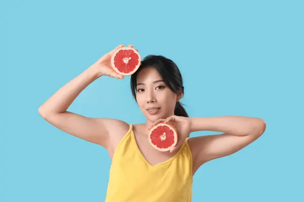 Mooie Jonge Aziatische Vrouw Met Grapefruit Blauwe Achtergrond — Stockfoto