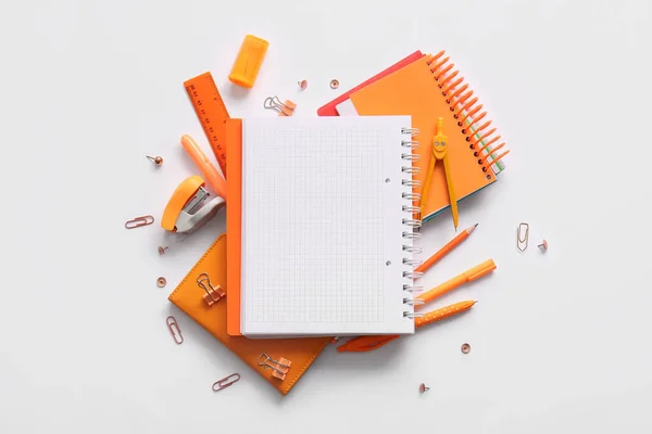 白色背景的空白笔记本和不同学校文具的作文 — 图库照片