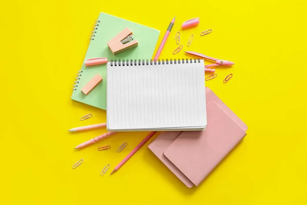 Composición Con Cuaderno Blanco Papelería Escolar Sobre Fondo Amarillo —  Fotos de Stock