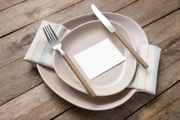 带褐色木制背景卡片的时尚现代餐桌布置 — 图库照片