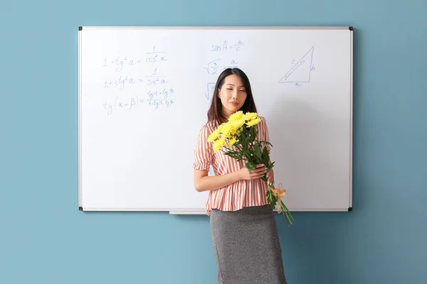 Учитель Математики Азии Букетом Цветов Рядом Доской Классе — стоковое фото