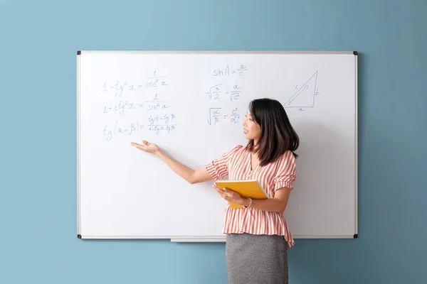 Учитель Математики Азии Ноутбуком Рядом Доской Классе — стоковое фото