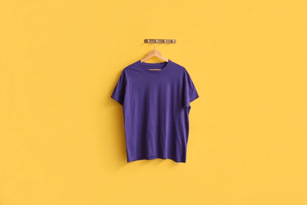 Elegante Camiseta Roxa Pendurada Fundo Amarelo — Fotografia de Stock