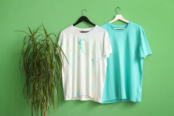 Stijlvolle Shirts Hangend Groene Achtergrond — Stockfoto