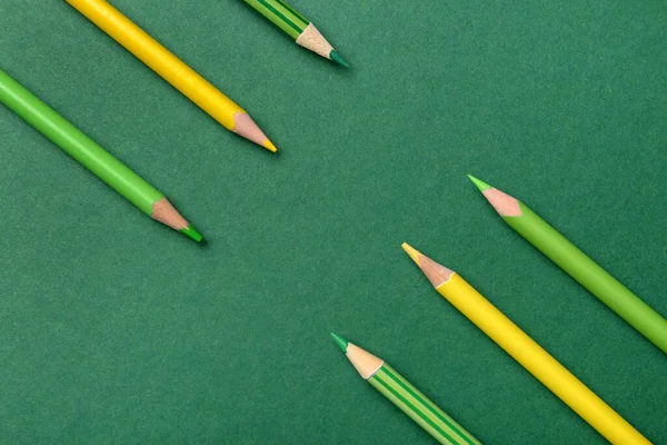 Набор Цветных Карандашей Зеленом Фоне — стоковое фото