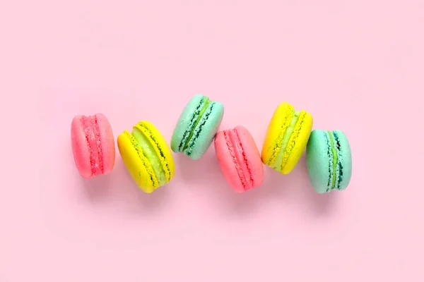 Different Tasty Sweet Macaroons Pink Background — Stock Photo, Image