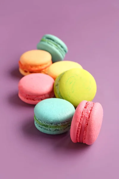 Different Tasty Sweet Macaroons Purple Background — Stock Photo, Image