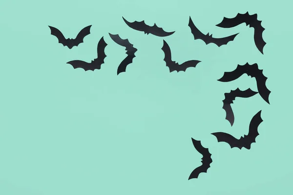 绿色背景的万圣节派对纸制蝙蝠 — 图库照片