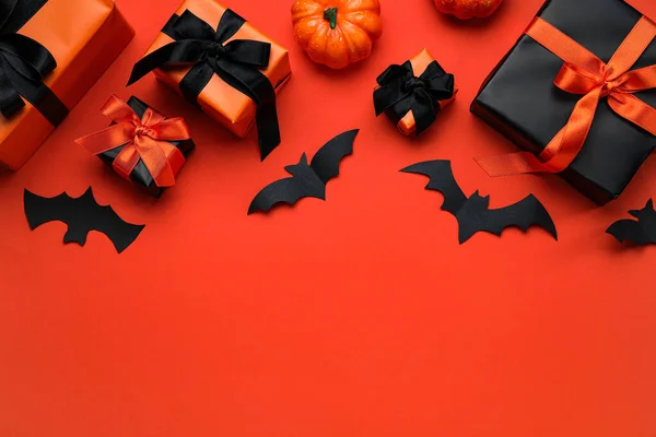 Összetétel Ajándékdobozokkal Sütőtökkel Papírdenevérekkel Halloweenkor Narancssárga Alapon — Stock Fotó